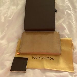 Authentic Louis Vuitton Zippy Wallet Vernis Beige